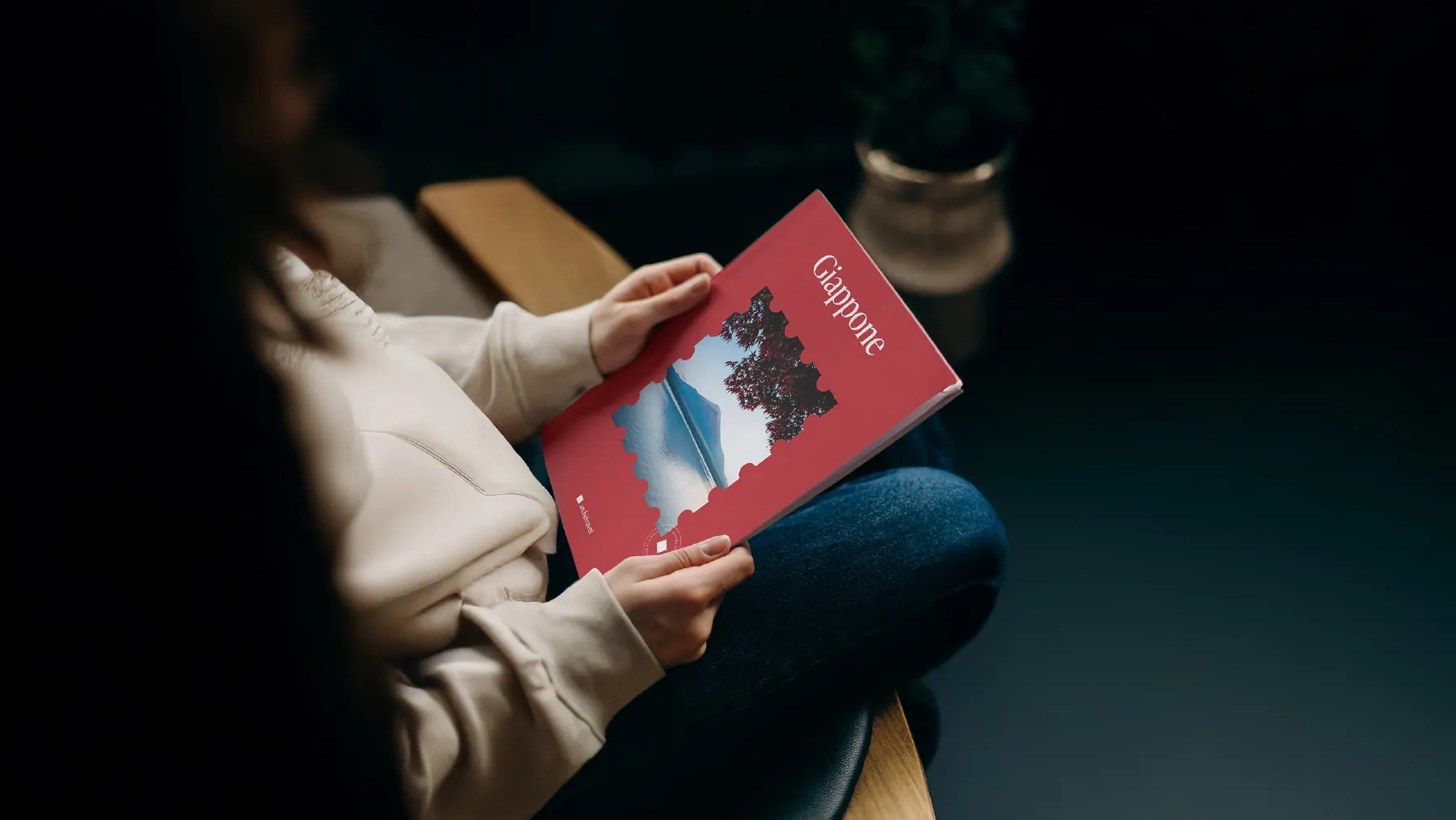 Mockup: la guida di viaggio tra le mani.