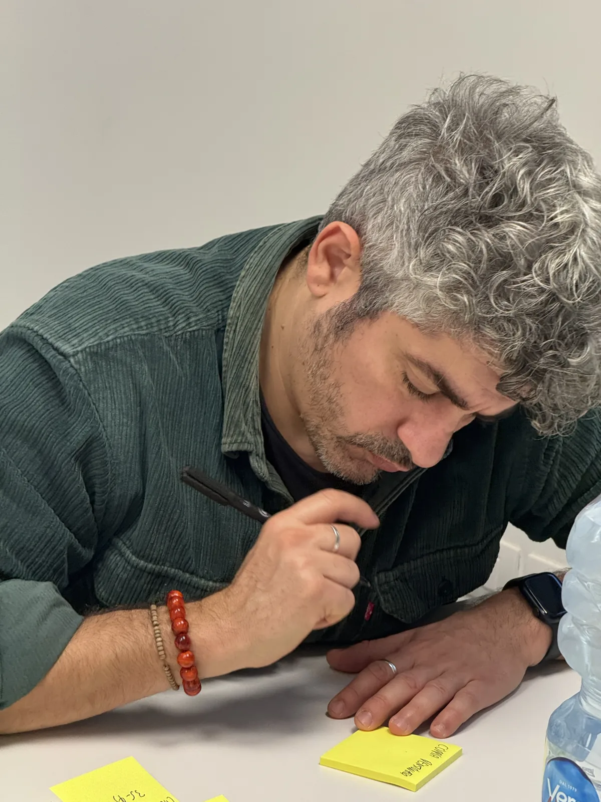 Una persona al lavoro durante l’Emporea Hub archètravel