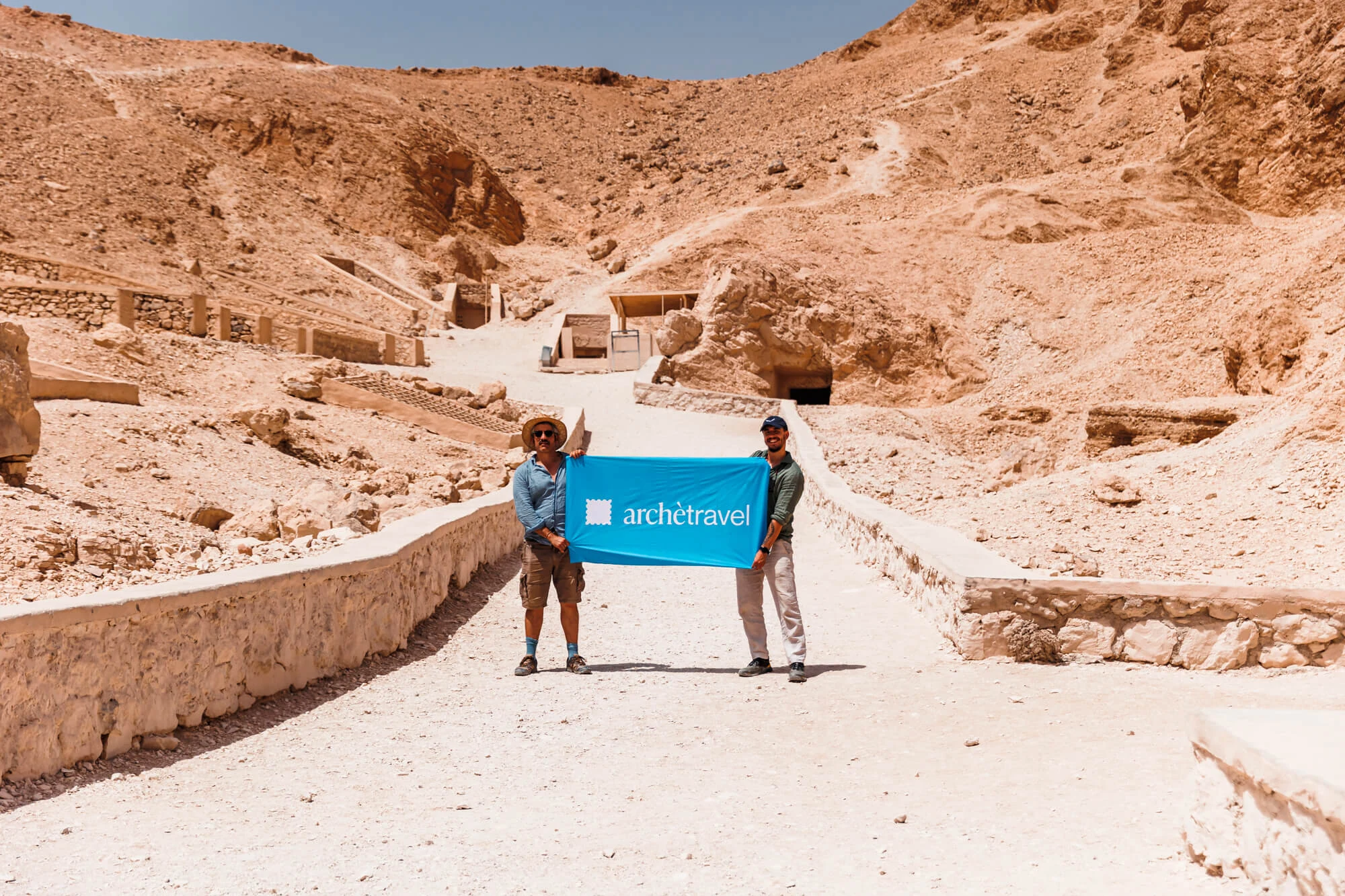 Viaggiatori con archètravel durante un tour