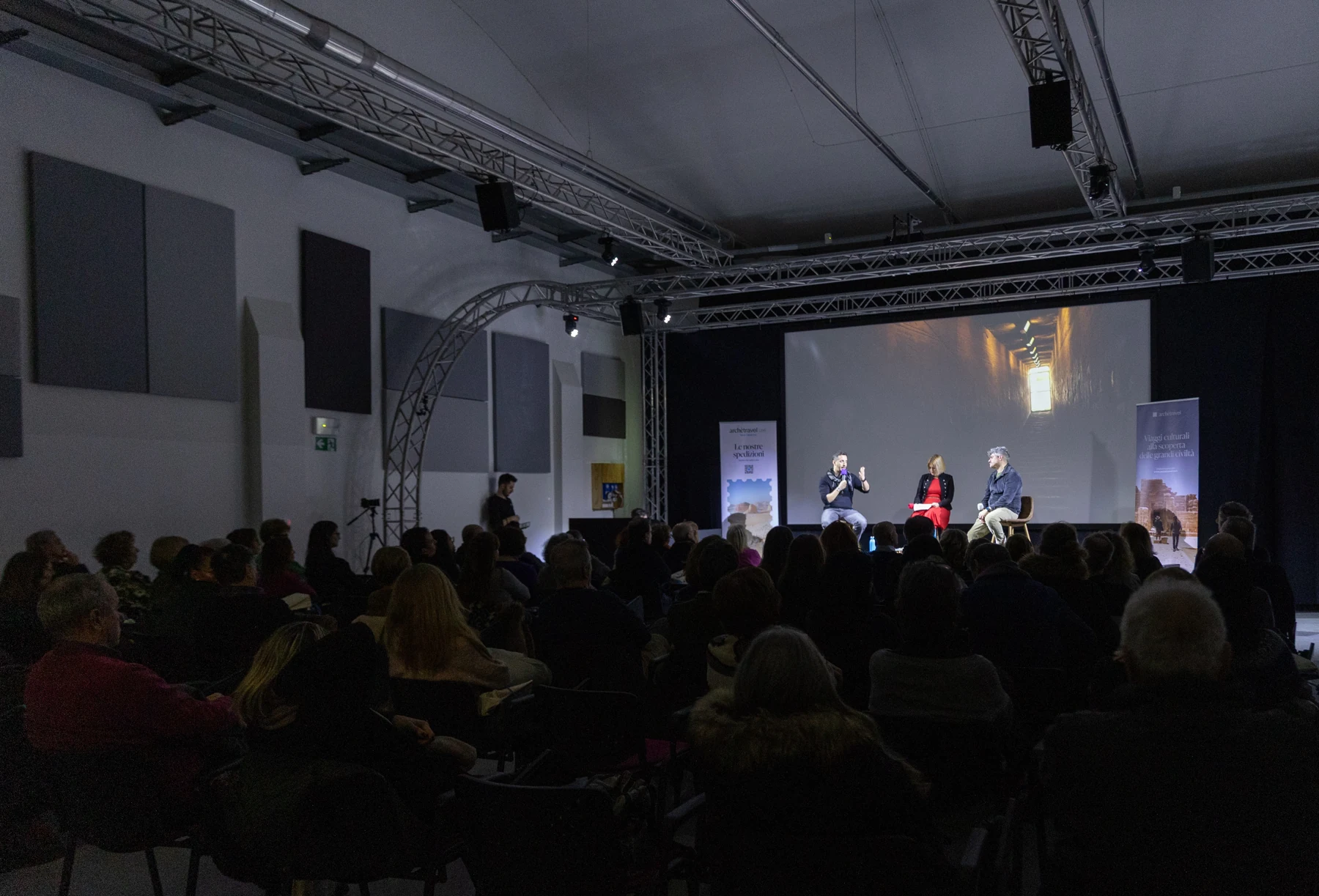 La sala e il pubblico durante una serata archètravel Live.