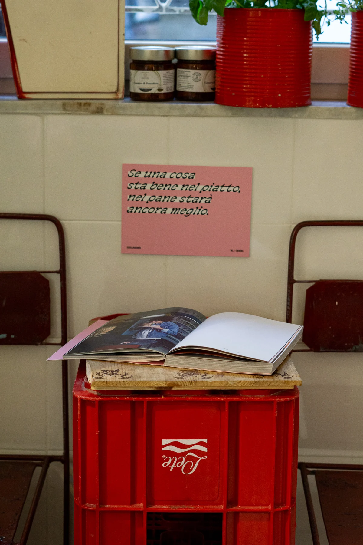 Il libro aperto su una cassetta in bottega.