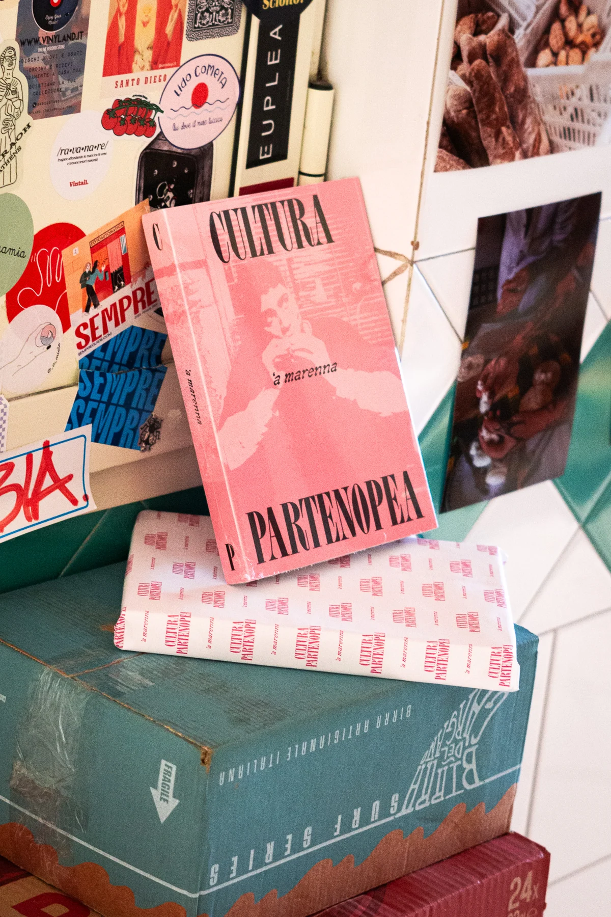 La copertina rosa tra le storie della bottega.