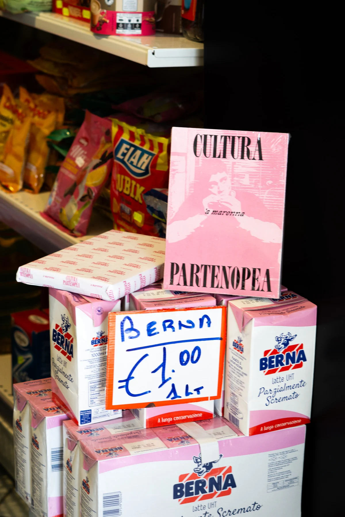 Il secondo volume tra le confezioni di latte.