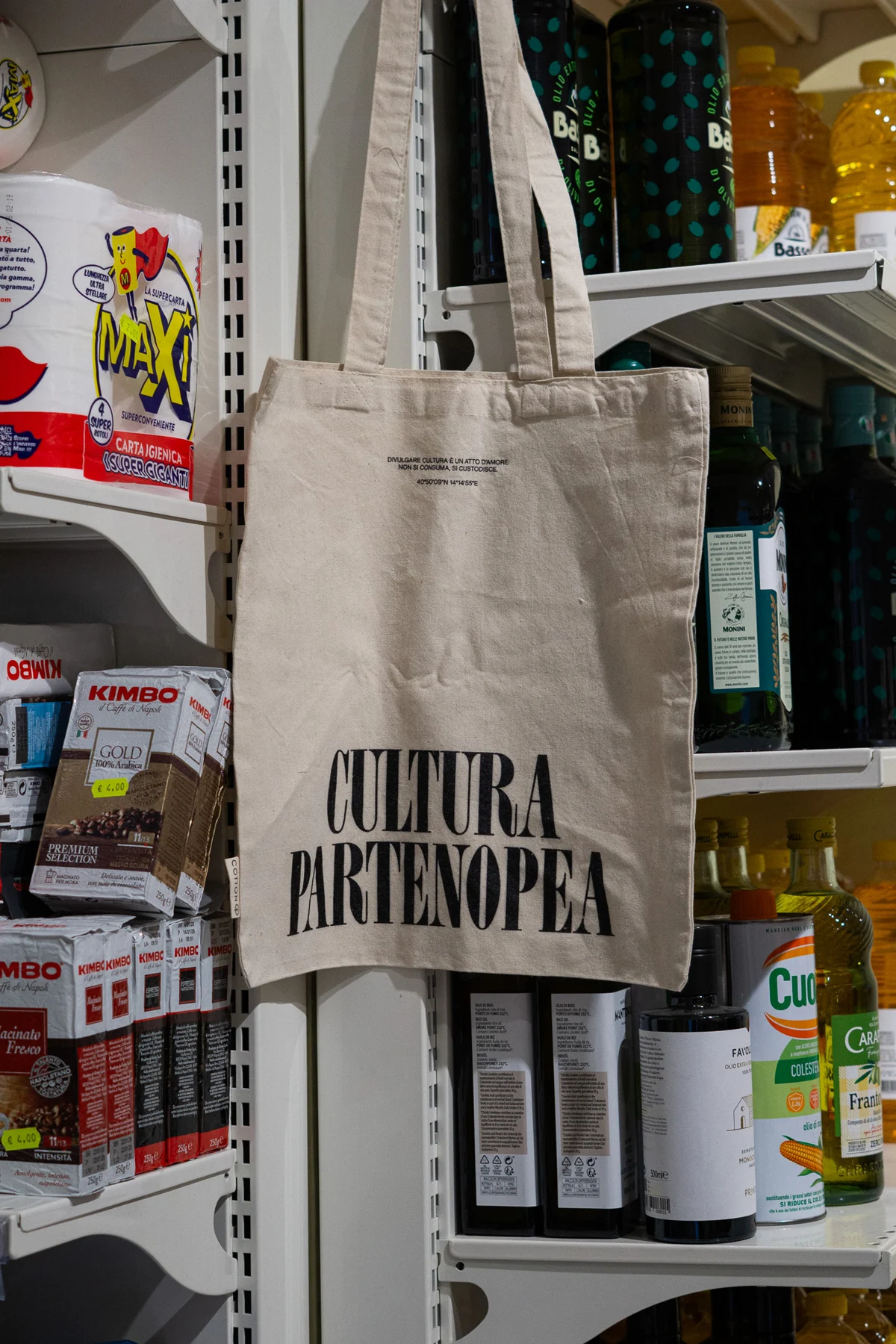 La borsa Cultura Partenopea in bottega.