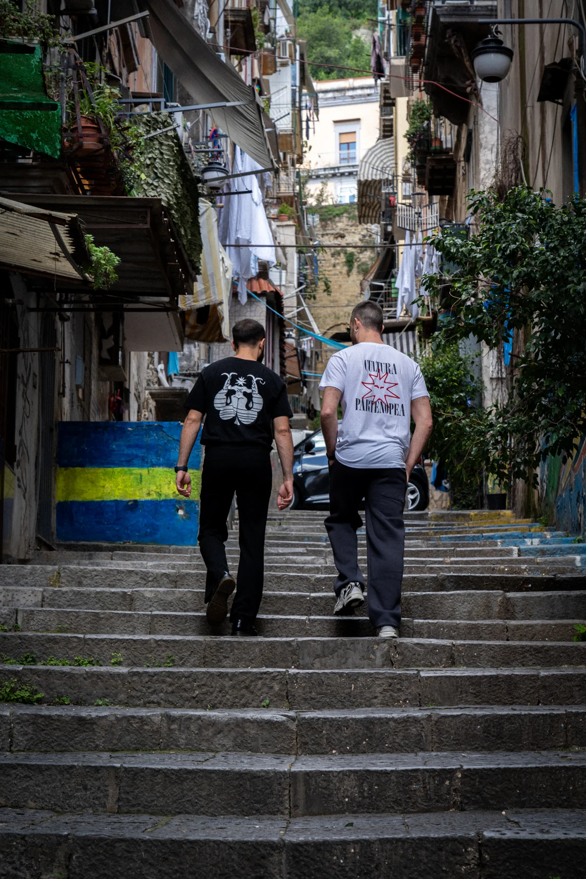 Le magliette del progetto nelle strade di Napoli.