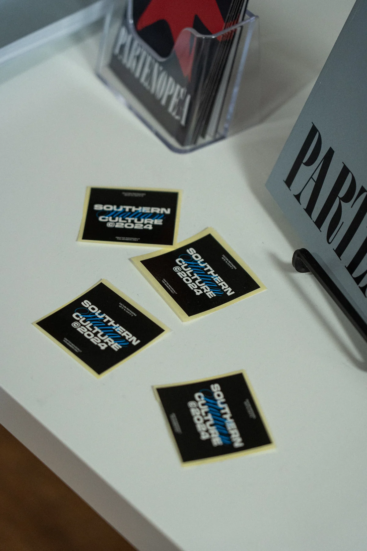 Libri e cartoline del progetto.