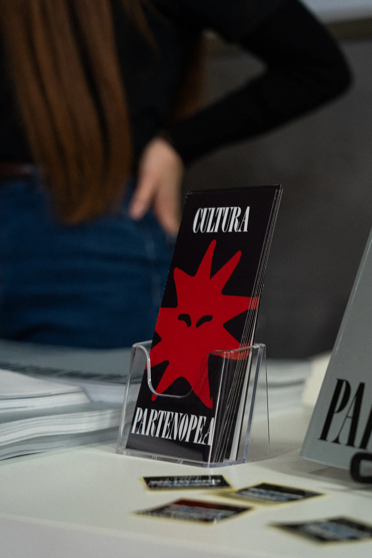 La copertina nera del volume uno.