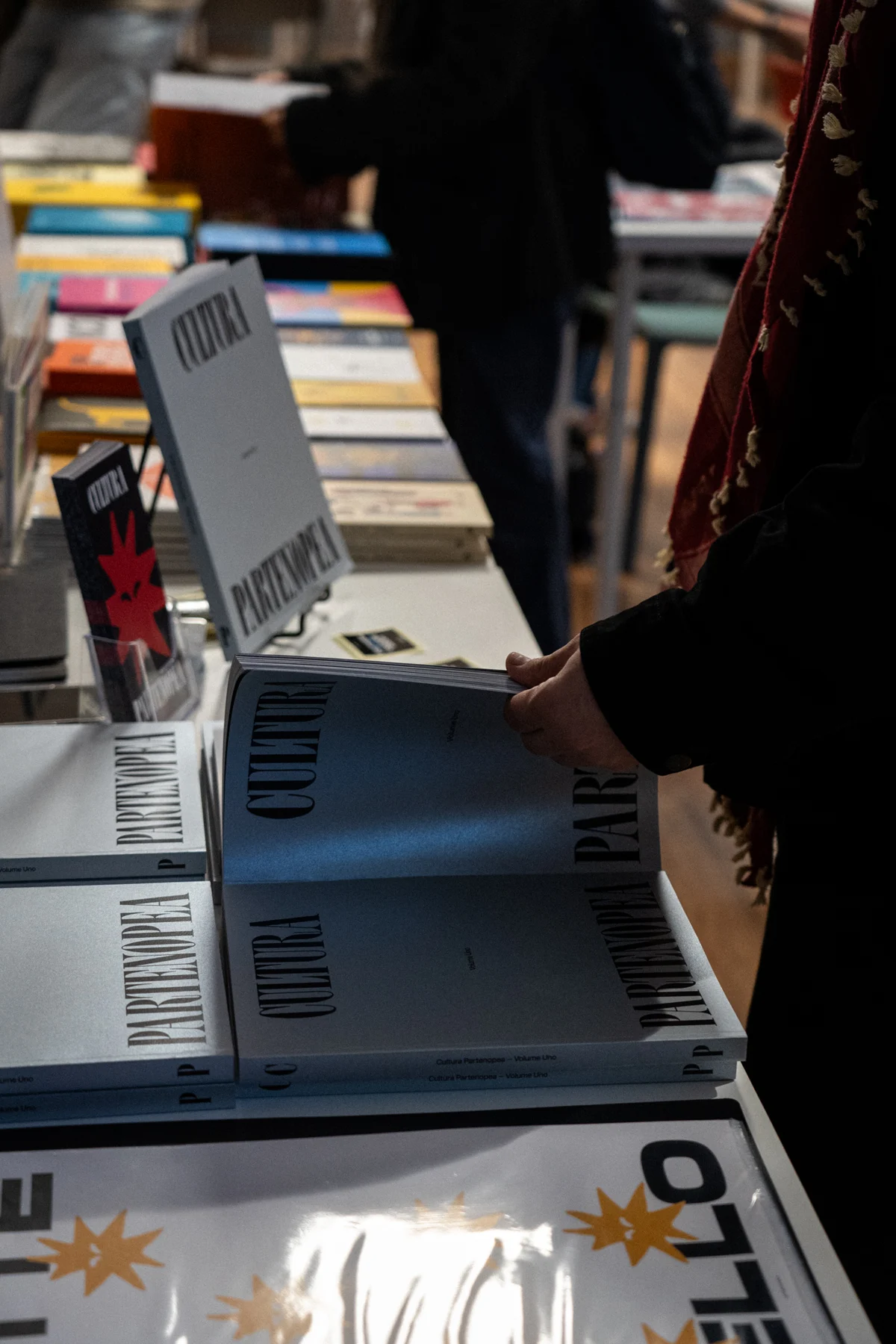 I libri esposti durante un incontro.