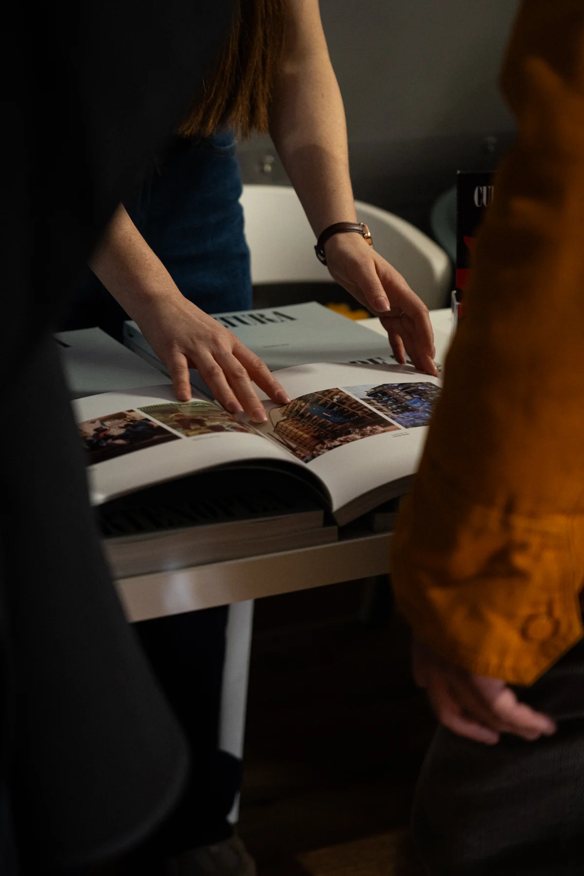 Le persone sfogliano il primo volume di Cultura Partenopea.