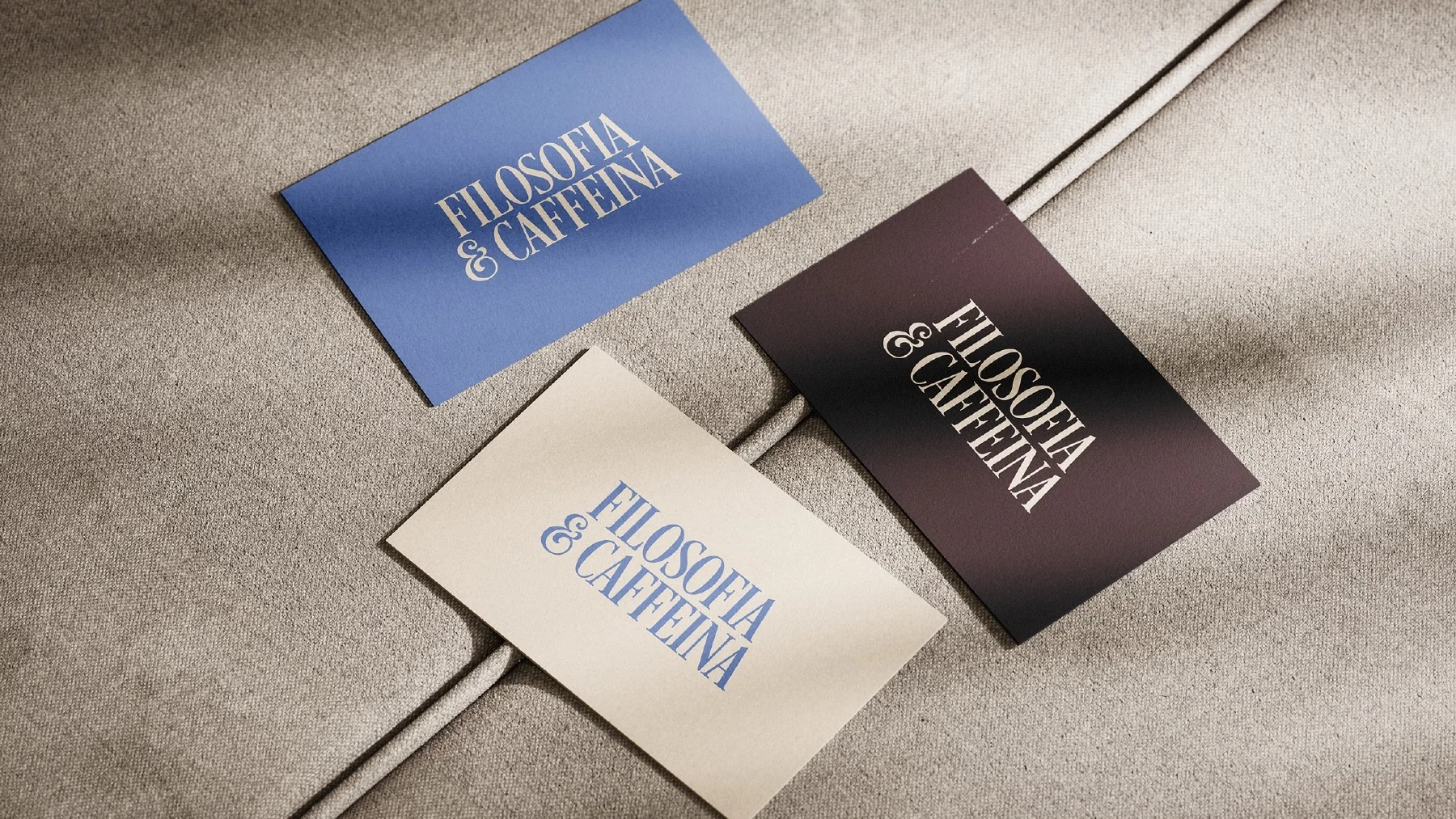 Varianti cromatiche dei biglietti da visita: mockup di design.