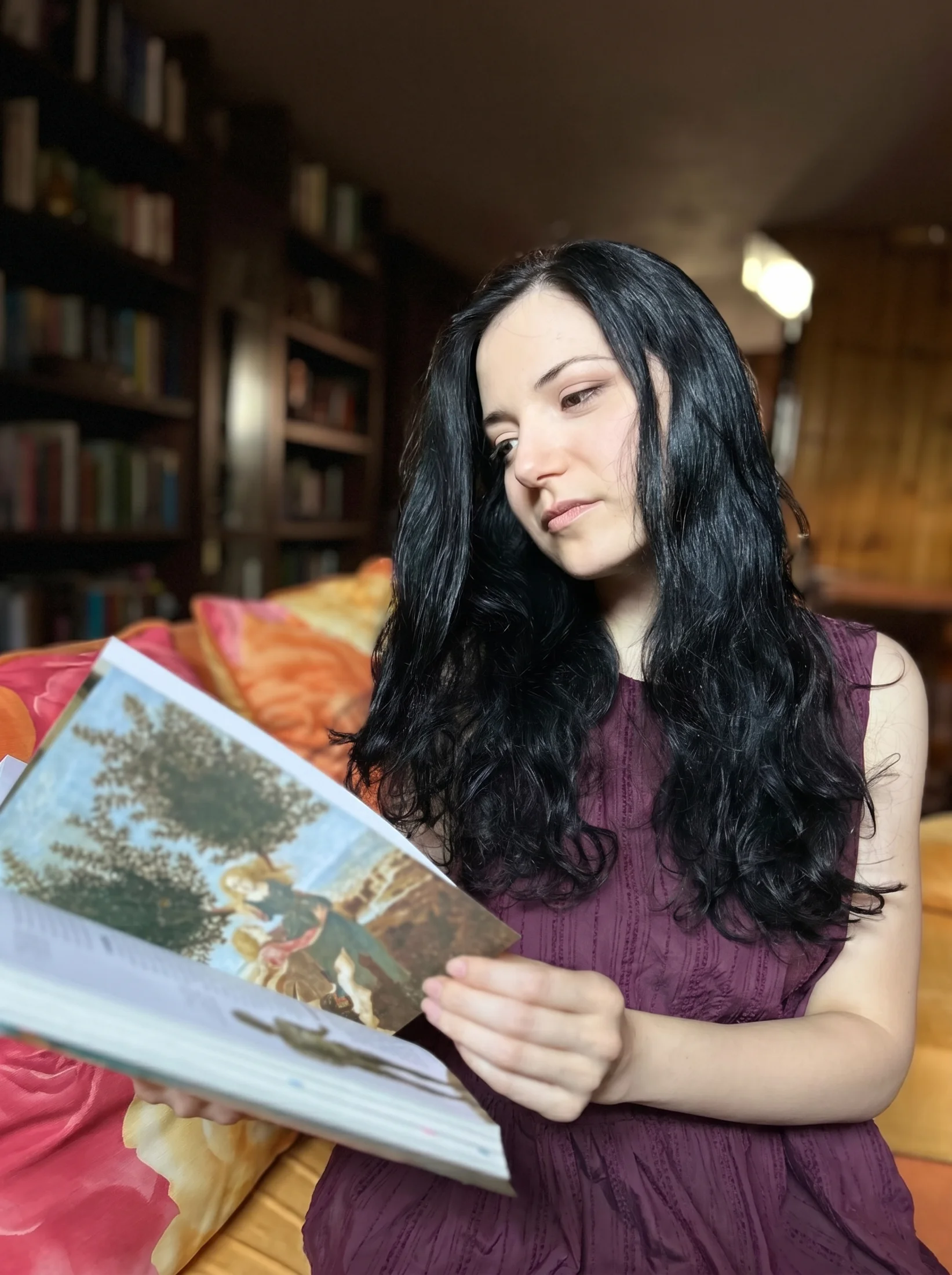 Benedetta durante la lettura di un libro d’arte.