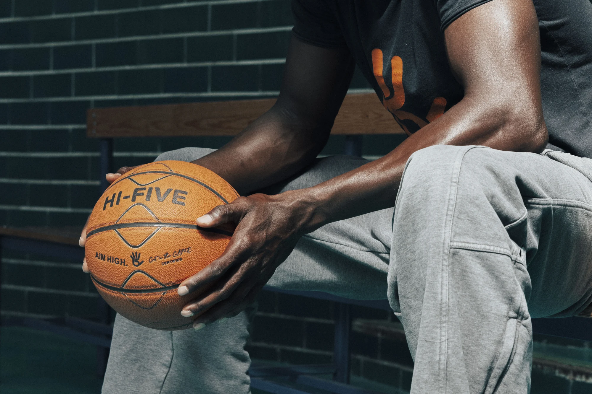 Linton con il pallone da basket in panchina.