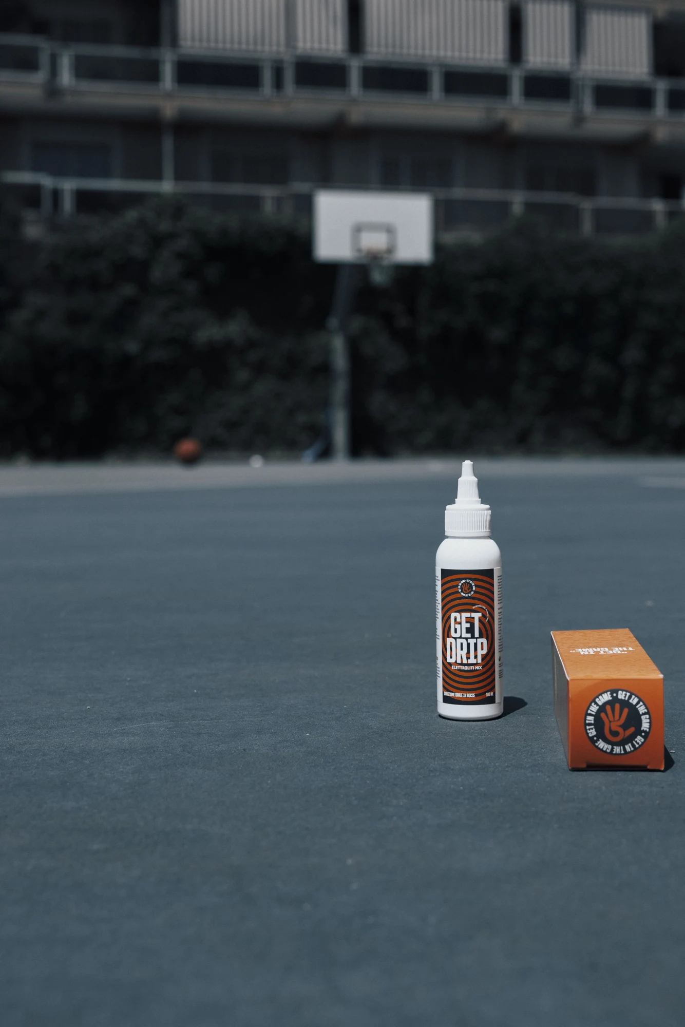 Get Drip sul campo, con il canestro sullo sfondo.