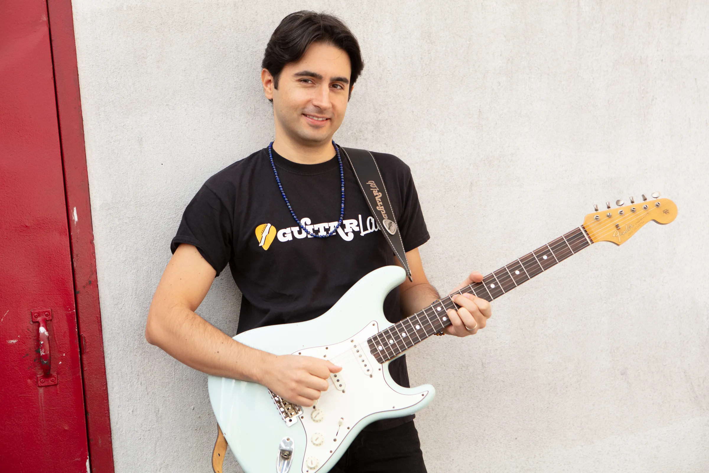 Davide Pannozzo con la maglietta GUITARlab e una Stratocaster.