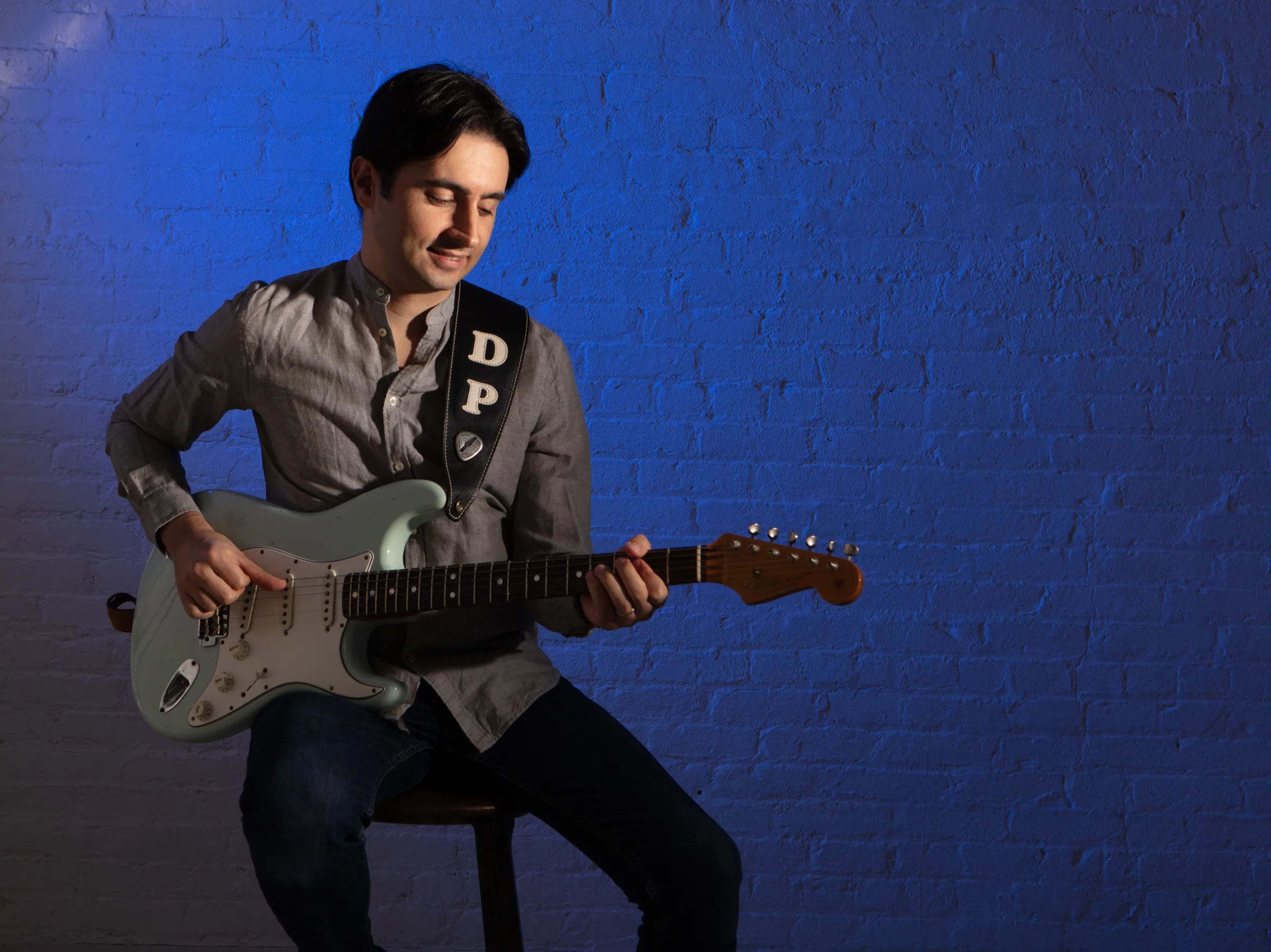 Davide Pannozzo in studio con la sua chitarra.
