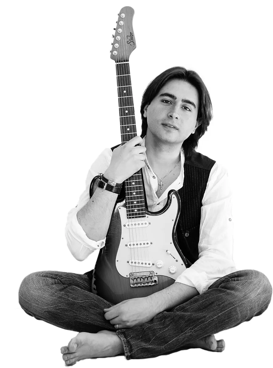 Davide Pannozzo con la chitarra