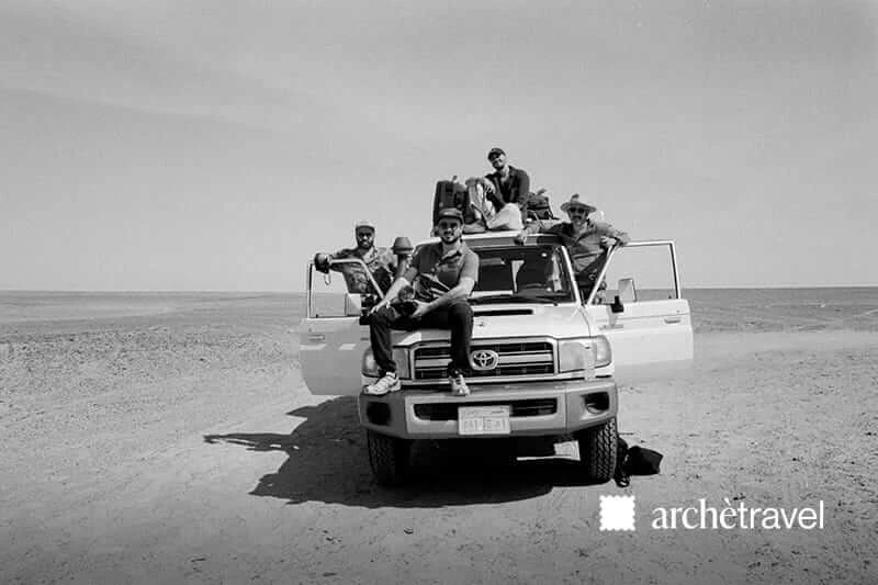 Il gruppo di archètravel On Tour sul van nel deserto egiziano