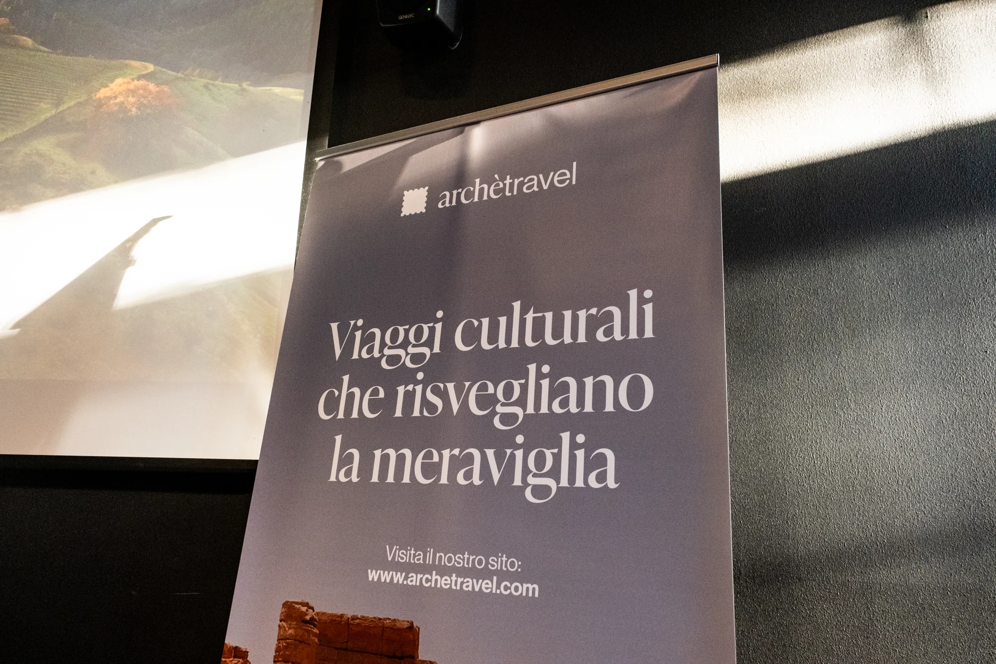 Il roll-up archètravel allestito in sala.
