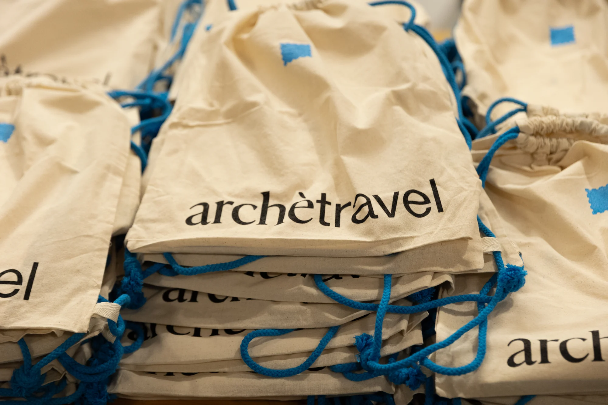 Le sacche archètravel preparate per il pubblico dell’evento.