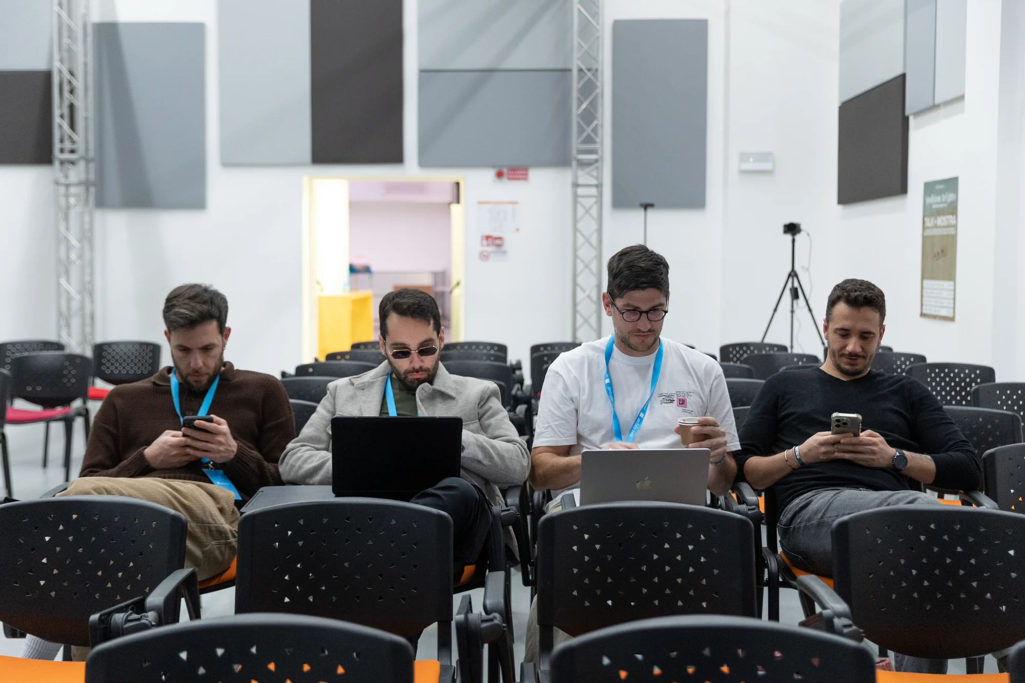 Il team al lavoro nella sala di archètravel Live.