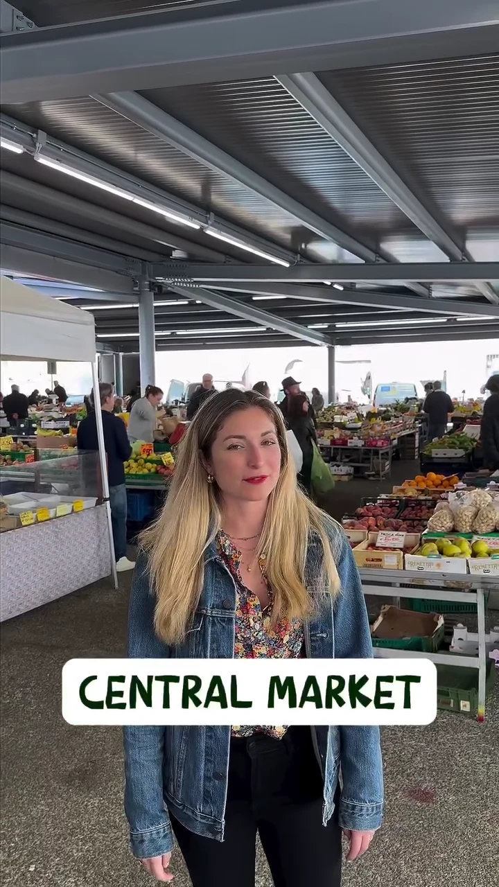 Lucrezia al mercato. Fotogramma del reel pubblicato.