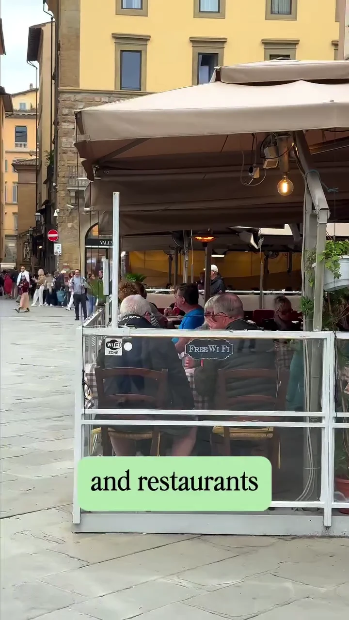 I tavoli e i locali del centro. Fotogramma del reel pubblicato.