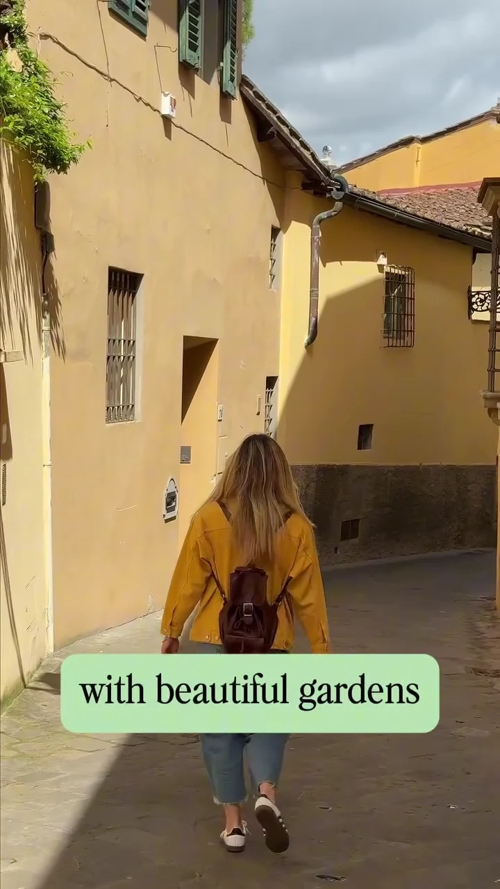 Una passeggiata tra case e giardini. Fotogramma del reel pubblicato.