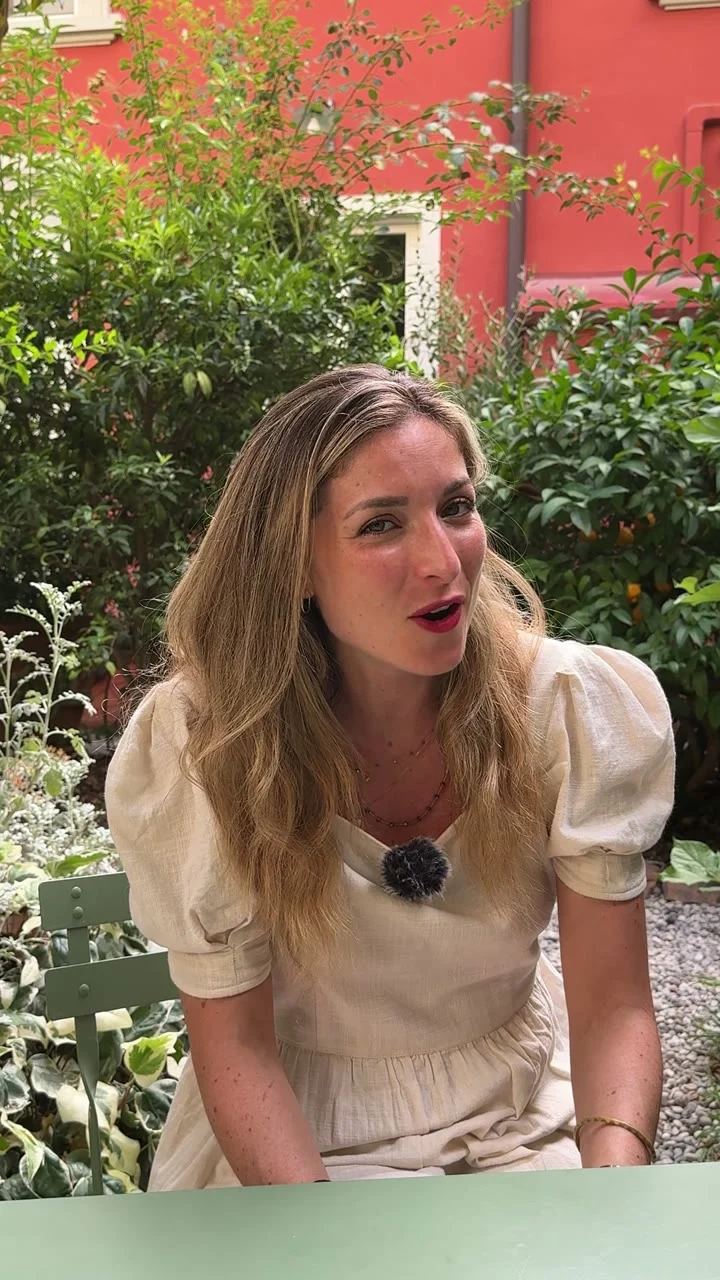 Lucrezia in giardino durante le riprese. Fotogramma di lavorazione.