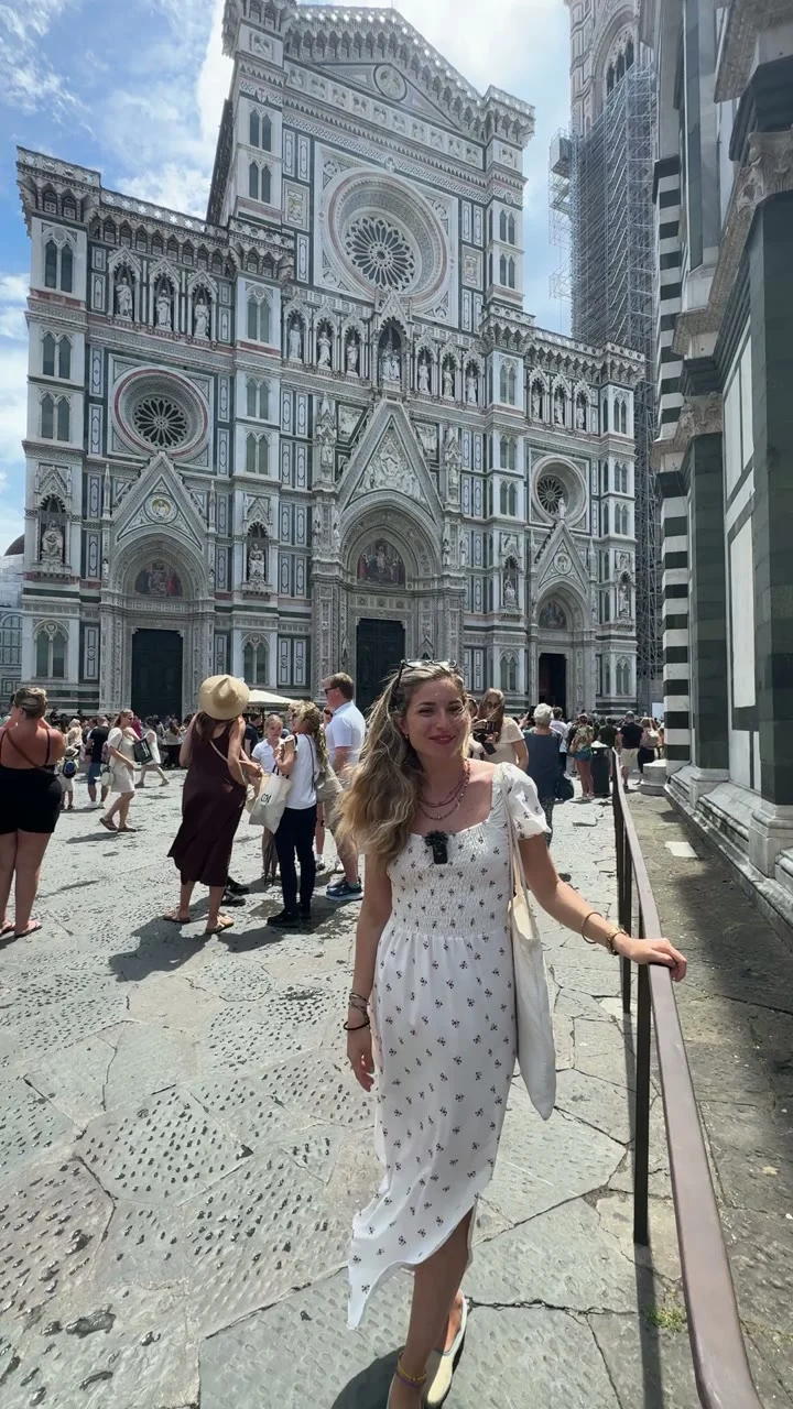 Lucrezia davanti al Duomo. Fotogramma di lavorazione.