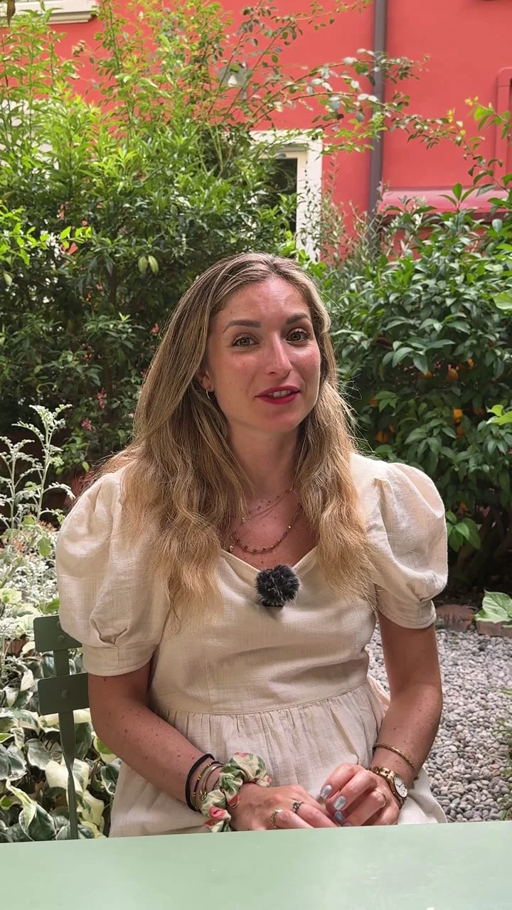 Lucrezia racconta Secret Garden nel giardino. Fotogramma di lavorazione.