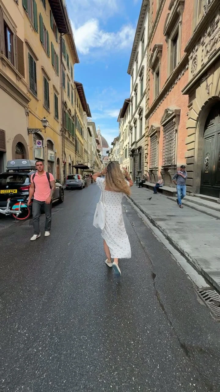Le strade di Firenze durante le riprese. Fotogramma di lavorazione.