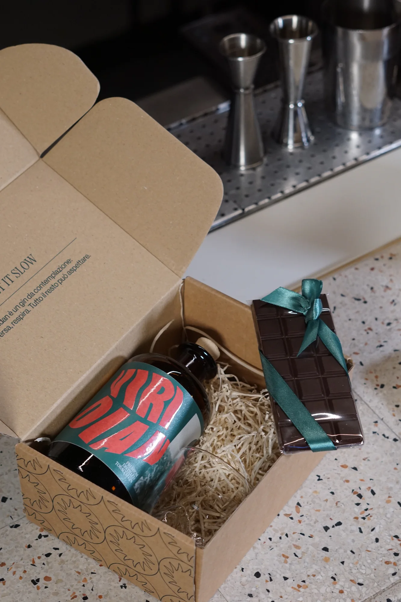 Il pack di Natale aperto, con la bottiglia Viridian all’interno.