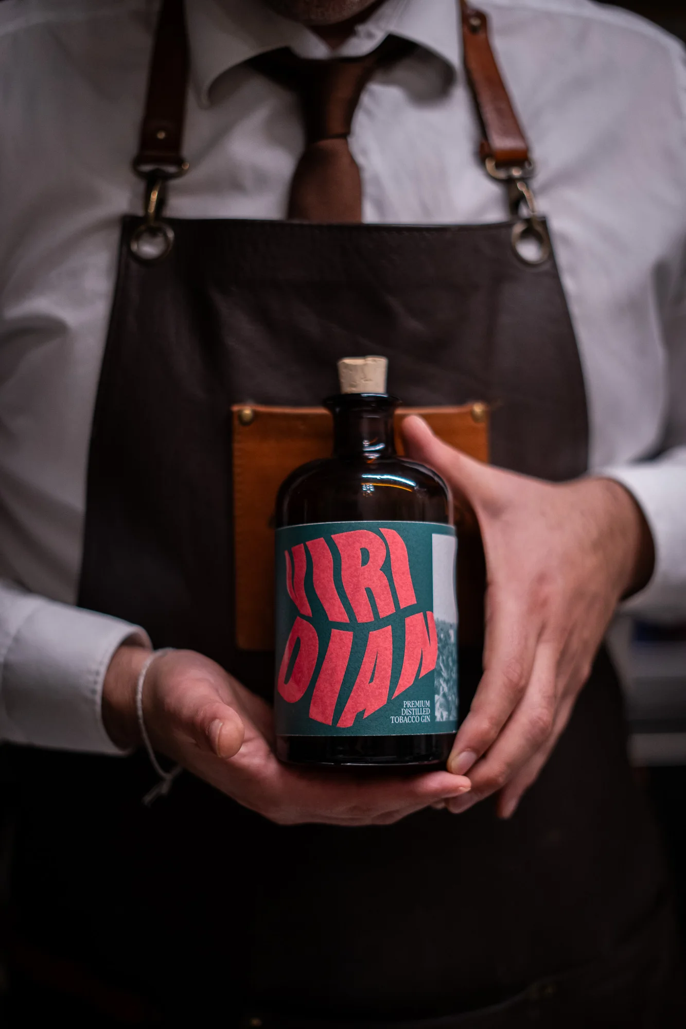 Il lettering rosa dell’etichetta Viridian, tra le mani del bartender.