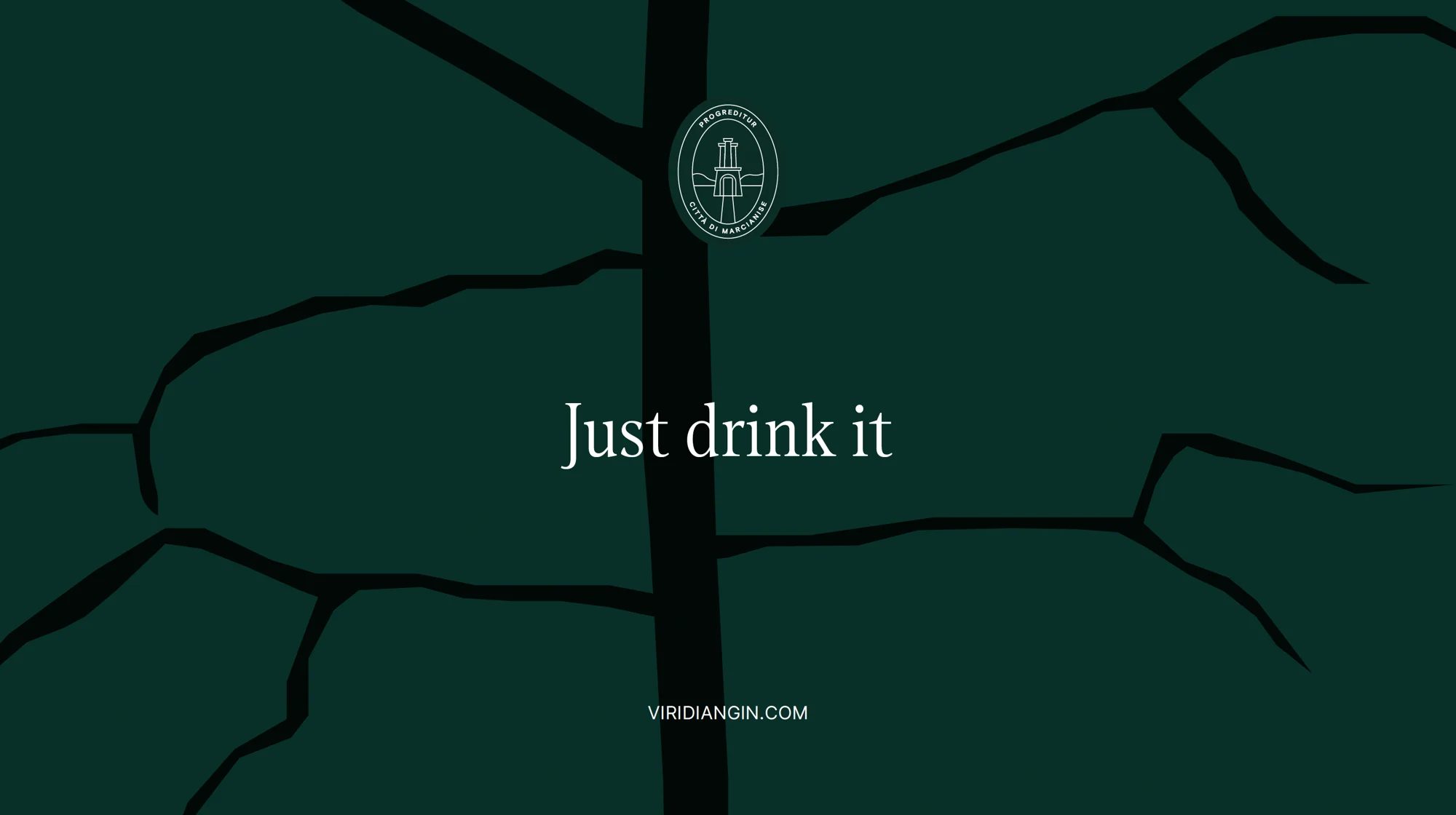 Just drink it: la firma del brand sul fondo verde Viridian.
